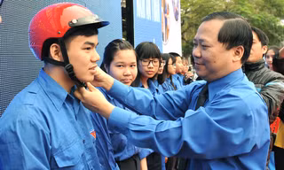 Anh Nguyễn Phi Long - Bí thư T.Ư Đoàn, Chủ tịch T.Ư Hội LHTN Việt Nam tặng mũ bảo hiểm cho ĐVTN tại lễ phát động