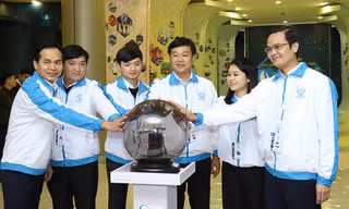 Bí thư thứ nhất T.Ư Đoàn, Chủ tịch T.Ư Hội Sinh viên Việt Nam nhiệm kỳ IX Lê Quốc Phong và các đại biểu thực hiện nghi thức khai mạc triển lãm