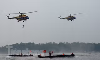 Hai tổ bay Mi-171 số hiệu 01 và 03 tham gia diễn tập thực binh ứng phó thảm họa khẩn cấp khu vực ASEAN (23-10-2013)