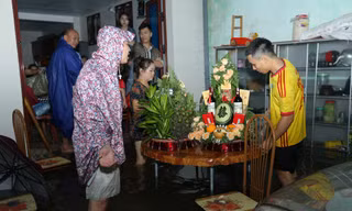 Đường ngập lụt, nhà trai dùng bể phao đẩy sính lễ ăn hỏi đến nhà gái