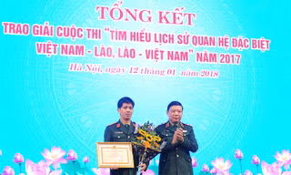 Trung tướng Lê Hiền Vân - Phó Chủ nhiệm Tổng cục Chính trị QĐND Việt Nam trao giải nhất cuộc thi