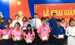 Bí thư thứ nhất T.Ư Đoàn Lê Quốc Phong trao học bổng cho học sinh nghèo học giỏi tại trường THPT Trần Cao Vân