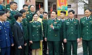 Thượng tướng Lương Cường trao đổi với các gương mặt trẻ tiêu biểu và gương mặt trẻ triển vọng toàn quân năm 2017