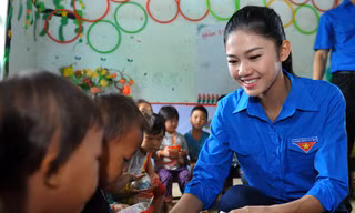 Á hậu Việt Nam 2016 Ngô Thanh Thanh Tú trực tiếp trao các phần quà cho em nhỏ