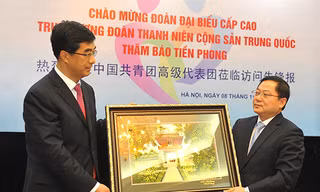 Tổng biên tập báo Tiền Phong Lê Xuân Sơn (phải ảnh) tặng quà lưu niệm Bí thư thứ nhất T.Ư Đoàn TNCS Trung Quốc Tần Nghi Trí