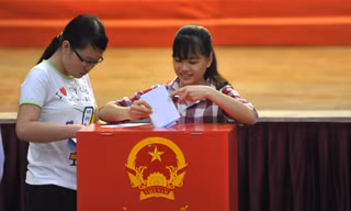 Cử tri sinh viên náo nức vào ngày hội bầu cử