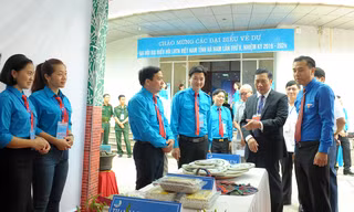 Các đại biểu tham quan các gian hàng triển lãm trong khuôn khổ Đại hội