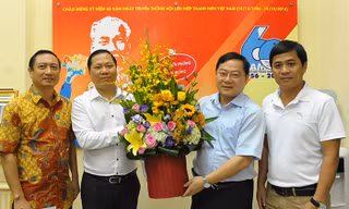 Tổng biên tập Báo Tiền Phong Lê Xuân Sơn tặng hoa chúc mừng 60 năm ngày truyền thống Hội LHTN Việt Nam