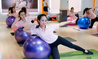Nữ sinh Ngoại giao khoe vóc dáng trong trang phục thể thao