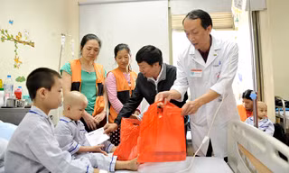 Phó Tổng Biên tập báo Tiền Phong Trần Thanh Lâm và Phó Viện Trưởng Viện huyết học – Truyền máu T.Ư, Bạch Quốc Khánh tặng quà cho các bệnh nhi đang điều trị tại Viện.