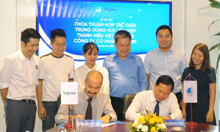 Bí thư T.Ư Đoàn, Chủ tịch T.Ư Hội LHTN Việt Nam Nguyễn Phi Long tặng hoa đại diện Công ty cổ phần VCCorp