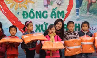 Đông ấm xứ Thanh trao đến huyện Quan Sơn