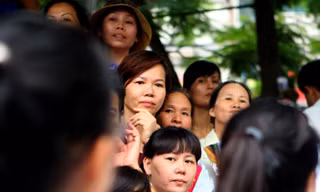 Những ánh mắt đổ dồn về phía cổng trường của phụ huynh khi hết giờ thi