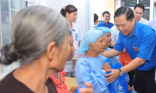 Bí thư T.Ư Đoàn, Chủ tịch T.Ư Hội LHTN Việt Nam Nguyễn Phi Long cùng các đại biểu thăm, tặng quà cho những người được mổ mắt trong chương trình 