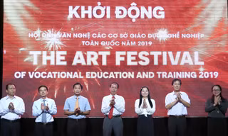 Đại diện Ban Tổ chức và đơn vị đăng cai ấn nút chính thức khởi động chương trình