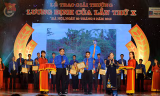 Bí thư T.Ư Đảng, Trưởng ban Dân vận T.Ư Hà Thị Khiết; Bí thư Thứ nhất T.Ư Đoàn Nguyễn Đắc Vinh trao khen thưởng cho các cá nhân xuất sắc