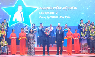Bà Trương Thị Mai - Ủy viên Bộ Chính trị, Bí thư T.Ư Đảng, Trưởng Ban Dân vận T.Ư và anh Lê Quốc Phong - Ủy viên dự khuyết T.Ư Đảng, Bí thư thứ nhất T.Ư Đoàn trao khen thưởng cho Top 10 doanh nhân trẻ khởi nghiệp xuất sắc nhất