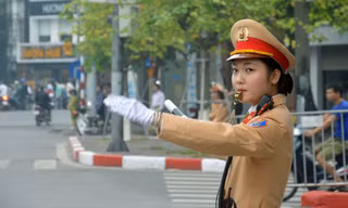 'Bóng hồng' CSGT điều tiết giao thông cho đoàn xe Tổng thống Mỹ ở Hà Nội 