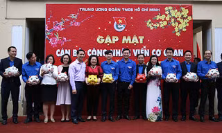 Anh Lê Quốc Phong - Bí thư thứ nhất T.Ư Đoàn, Chủ tịch T.Ư Hội LHTN Việt Nam và anh Nguyễn Ngọc Lương - Bí thư T.Ư Đoàn, Chủ tịch Hội đồng Đội Trung ương tặng Lợn vàng cho đại diện các ban, đơn vị cơ quan Trung ương Đoàn năm Kỷ Hợi 2019