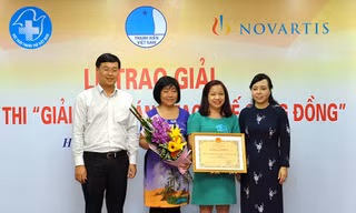 Bộ trưởng Bộ Y tế Nguyễn Thị Kim Tiến và Bí thư thứ nhất T.Ư Đoàn Lê Quốc Phong trao giải Nhất cho nhóm chiến dịch truyền thông và sàng lọc ung thư vú
