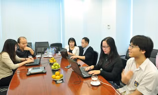 Các đề cử Gương mặt trẻ Việt Nam tiêu biểu giao lưu trực tuyến tại toà soạn báo Vietnamnet.vn chiều 6/3. Ảnh: Xuân Tùng