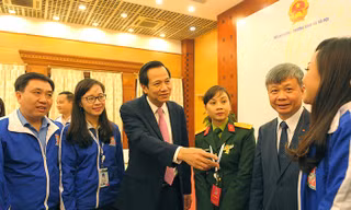 Bộ trưởng LĐ-TB&XH trao đổi với các đại biểu. ẢNh: Xuân Tùng