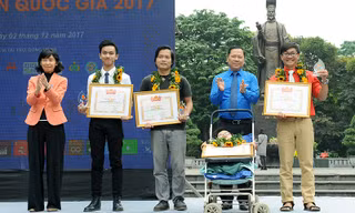 Bí thư T.Ư Đoàn, Chủ tịch T.Ư Hội LHTN Việt Nam Nguyễn Phi Long; Phó Giám đốc Chương trình phát triển Liên Hợp Quốc, phụ trách Chương trình TÌnh nguyện Liên Hợp Quốc tại Việt Nam Akiko Fujii trao giải thưởng cho các cá nhân xuất sắc. ẢNh: Xuân Tùng