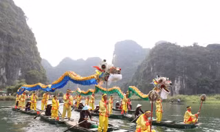 Hàng trăm người rước rồng trên sông Tràng An 