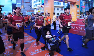 Những hình ảnh 'đốn tim' trên đường chạy marathon Tiền Phong