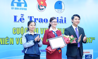 Anh Nguyễn Ngọc Lương, Bí thư Trung ương Đoàn và đại diện Cty CP Interbusline trao Giải nhất