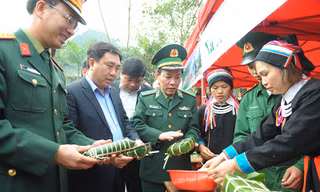 Thiếu tướng Đỗ Danh Vượng – Bí thư Đảng uỷ, Chính ủy BĐBP, Phó Bí thư tỉnh uỷ Hà Giang Nguyễn Mạnh Dũng, Trưởng ban Thanh niên Quân đội Đinh Quốc Hùng tham quan các gian hàng thi gói bánh chưng trong ngày hội