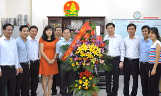 Tổng Biên tập báo Tiền Phong , nhà báo Lê Xuân Sơn tặng hoa chúc mừng cán bộ, chuyên viên Hội đồng Đội T.Ư.