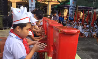 Các em học sinh tham gia rửa tay sạch với xà phòng tại lễ phát động