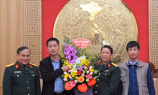 Đại tá Nguyễn Văn Tín - Phó Cục trưởng Cục Tuyên huấn cảm ơn Báo Tiền Phong luôn sát cánh, đồng hành cùng người lính trên mọi miền Tổ quốc