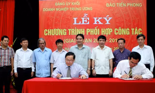 Tổng Biên tập báo Tiền Phong Lê Xuân Sơn và Trưởng Ban Tuyên giáo Đảng ủy khối DN Trung ươngTrần Văn Khê ký kết Chương trình phối hợp công tác (ảnh: Xuân Tùng) 