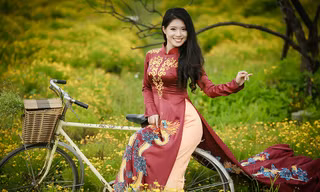 Thí sinh iMiss Thăng Long khoe dáng giữa rừng hoa