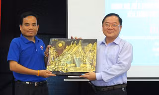 Đoàn thanh niên Lào ấn tượng với Chủ nhật Đỏ báo Tiền Phong