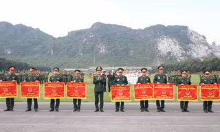 Thiếu tướng Ngô Minh Tiến - Phó Tổng tham mưu trưởng QĐND Việt Nam trao cờ tặng các đơn vị đạt kết quả cao trong hội thi.