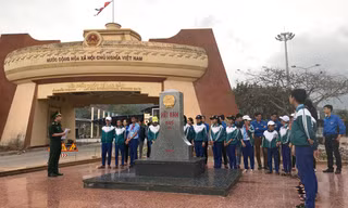 oàn cơ sở Đồn Biên phòng Cửa khẩu Quốc tế Lao Bảo phối hợp với Xã đoàn Tân Thành tuyên truyền về biên giới