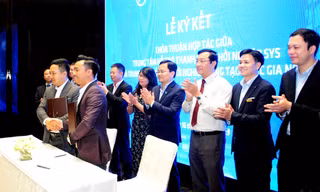 Bí thư thường trực T.Ư Đoàn, Chủ tịch T.Ư Hội LHTN Việt Nam Nguyễn Anh Tuấn và các đại biểu chứng kiến và chúc mừng lễ ký kết giữa các đơn vị