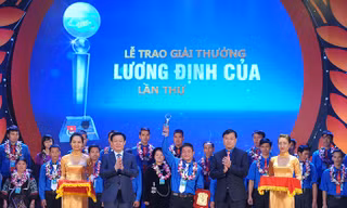 Phó Thủ tướng Vương Đình Huệ và Bí thư thứ nhất T.Ư Đoàn Lê Quốc Phong trao khen thưởng cho các gương thanh niên nông thôn xuất sắc