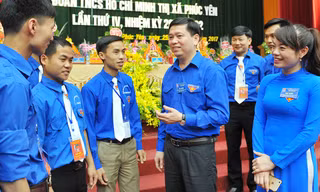 Bí thư T.Ư Đoàn, Chủ tịch Hội đồng Đội T.Ư Nguyễn Long Hải trao đổi với các đại biểu Đại hội Đoàn Thị xã Phúc Yên lần thứ IV ảnh: Xuân Tùng
