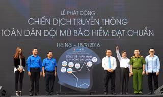 Các đại biểu thực hiện nghi thức cam kết, phát động chiến dịch