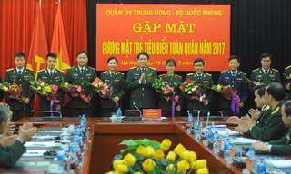 Thượng tướng Lương Cường - Bí thư T.Ư Đảng, Uỷ viên Thường vụ Quân uỷ Trung ương, Chủ nhiệm Tổng Cục Chính trị tặng hoa cho 10 gương mặt trẻ tiêu biểu toàn quân 2017