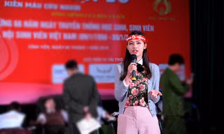 Á hậu Thanh Tú rạng rỡ trong ngày hội hiến máu Chủ nhật Đỏ 