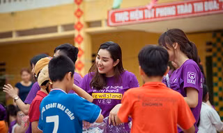 Cùng em đến trường tặng áo mới cho trẻ vùng cao