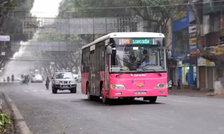 Chuyến xe buýt đặc biệt trên đường phố Hà Nội