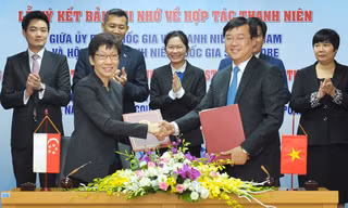 Đại diện cho hai bên, anh Lê Quốc Phong và bà Grace Fu ký bản ghi nhớ hợp tác. Ảnh: Xuân Tùng