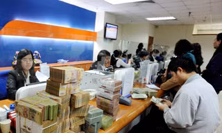 Giao dịch tại ngân hàng Ảnh: Hồng Vĩnh