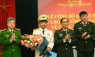 Trao quyết định của Bộ trưởng Bộ Công an về công tác cán bộ.